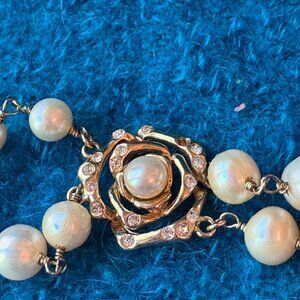 Vintage double strand faux pearls. It is for a small wrist and measures 7 1/4".